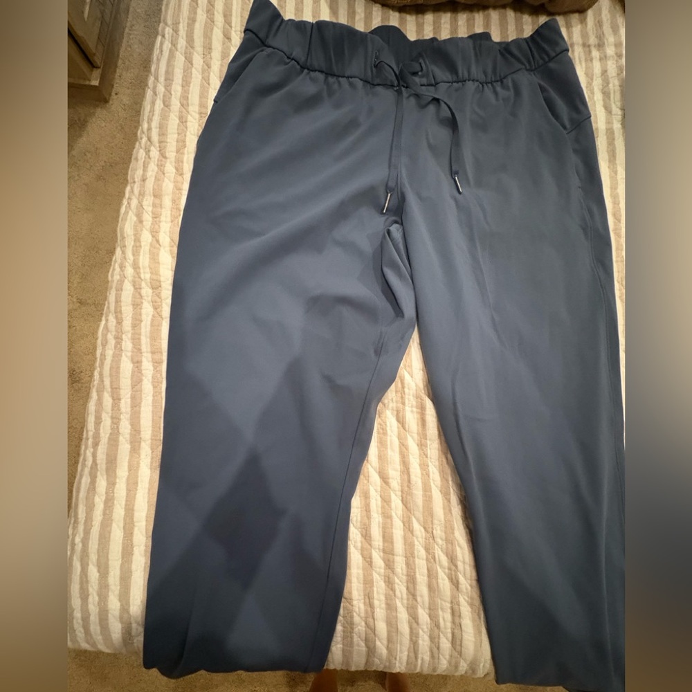 Never worn lululemon pants with pockets